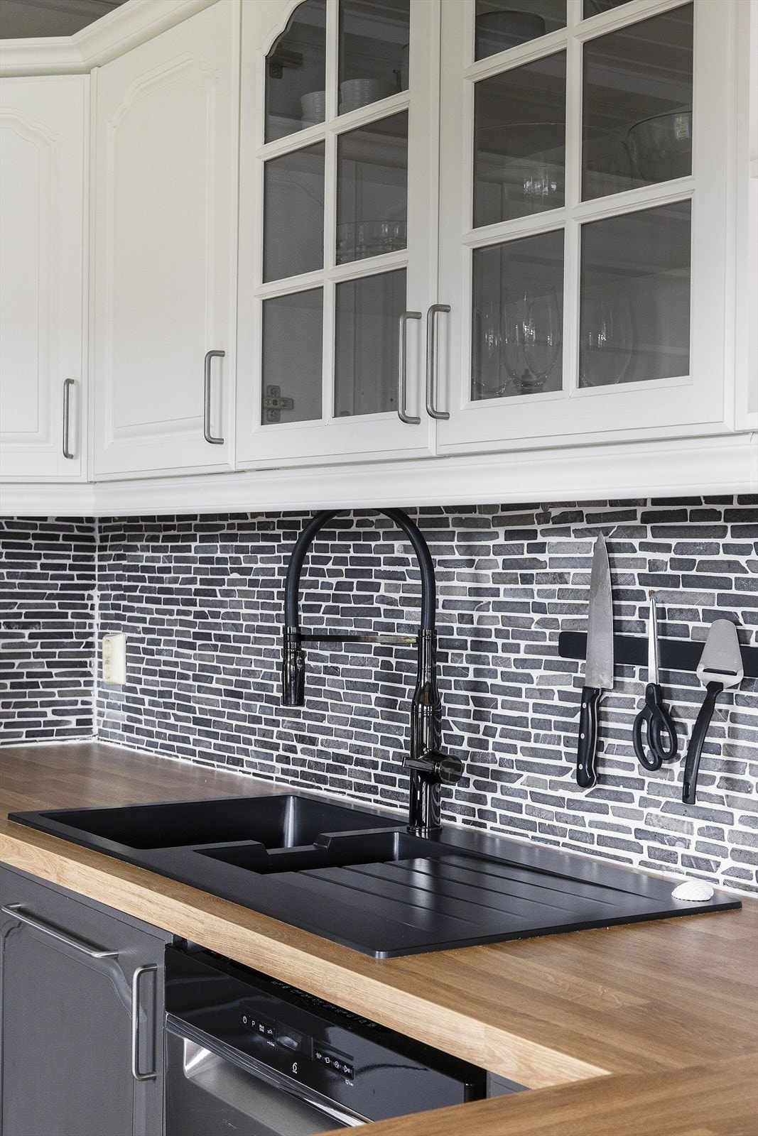 Kjøkkenet er utstyrt med frittstående hvitevarer. Galleribilde