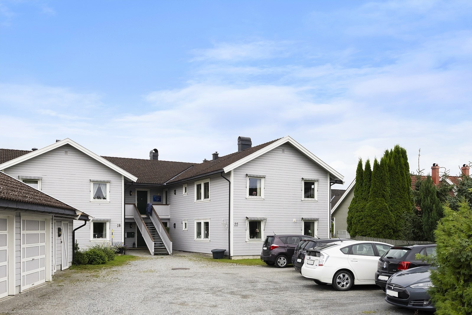 Østre Nøstegate 26 har en attraktiv, barnevennlig og svært sentral beliggenhet i et veletablert og hyggelig boligområde, like ved Hokksund sentrum. Galleribilde