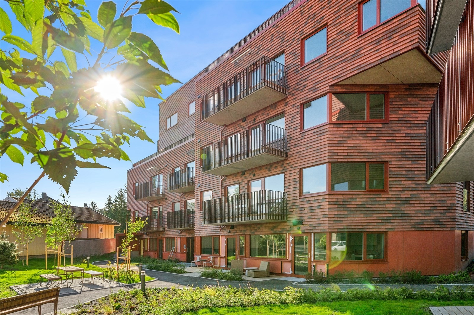 Her bor du med kort vei både til Trondheim sentrum og naturopplevelser. I nærområdet finner du også skole, barnehage, dagligvare, idrettsanlegg og servicetilbud. Galleribilde