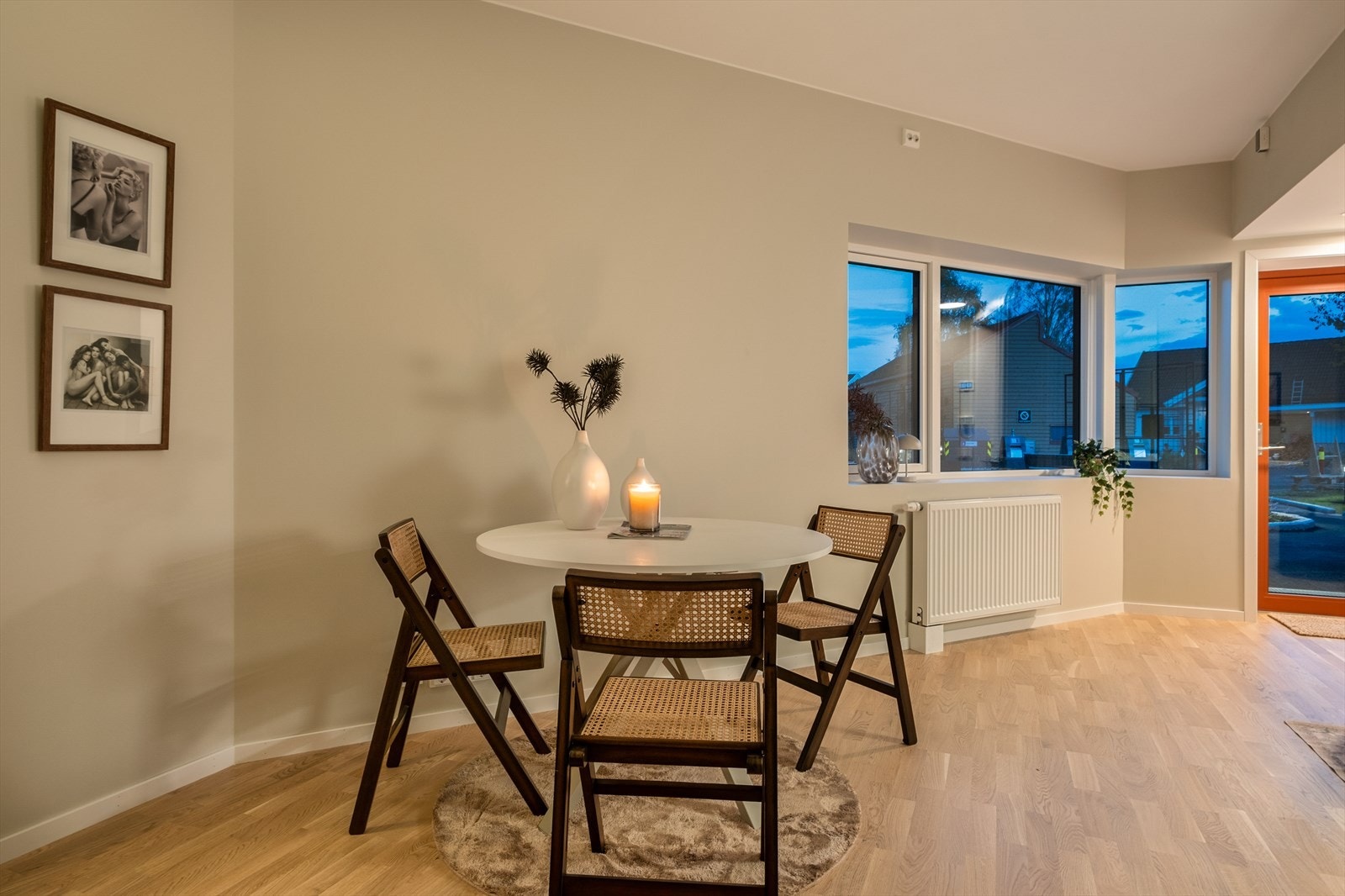 Leiligheten er utført i moderne og tidsriktige materialvalg som stod ferdigstilt i 2025 med nybyggaranti frem til 2030. Galleribilde