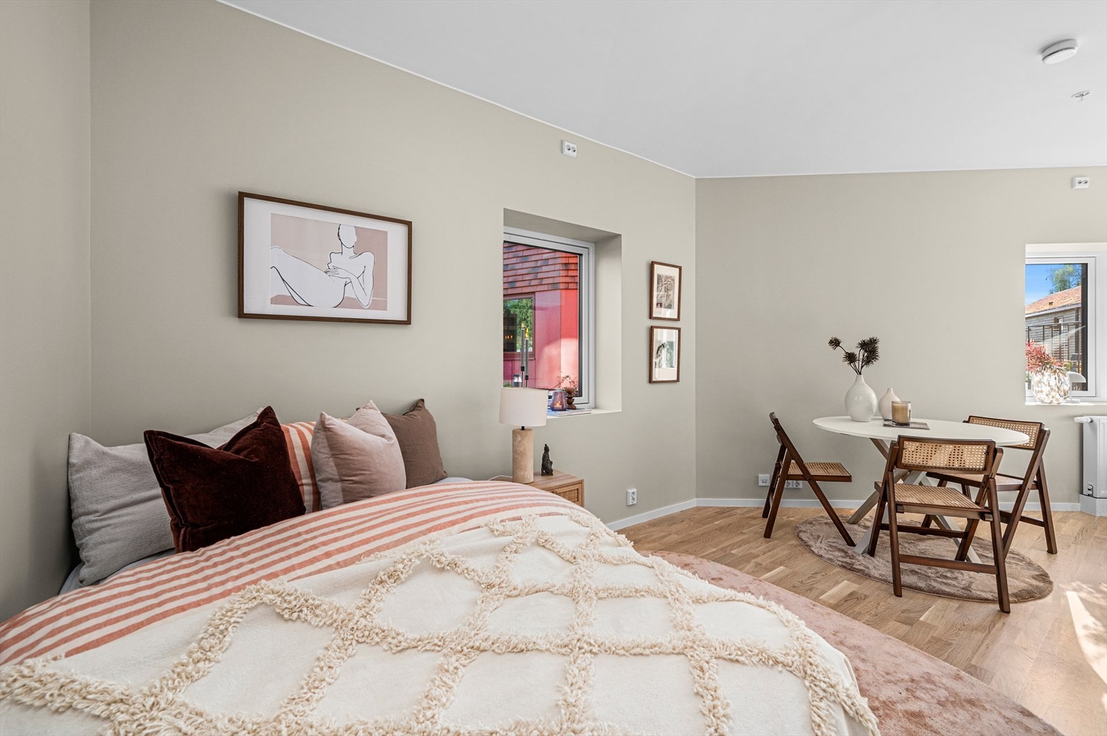 Leiligheten er stylet og avbildet med både seng- og sofaløsning, som viser mulighetene. Galleribilde