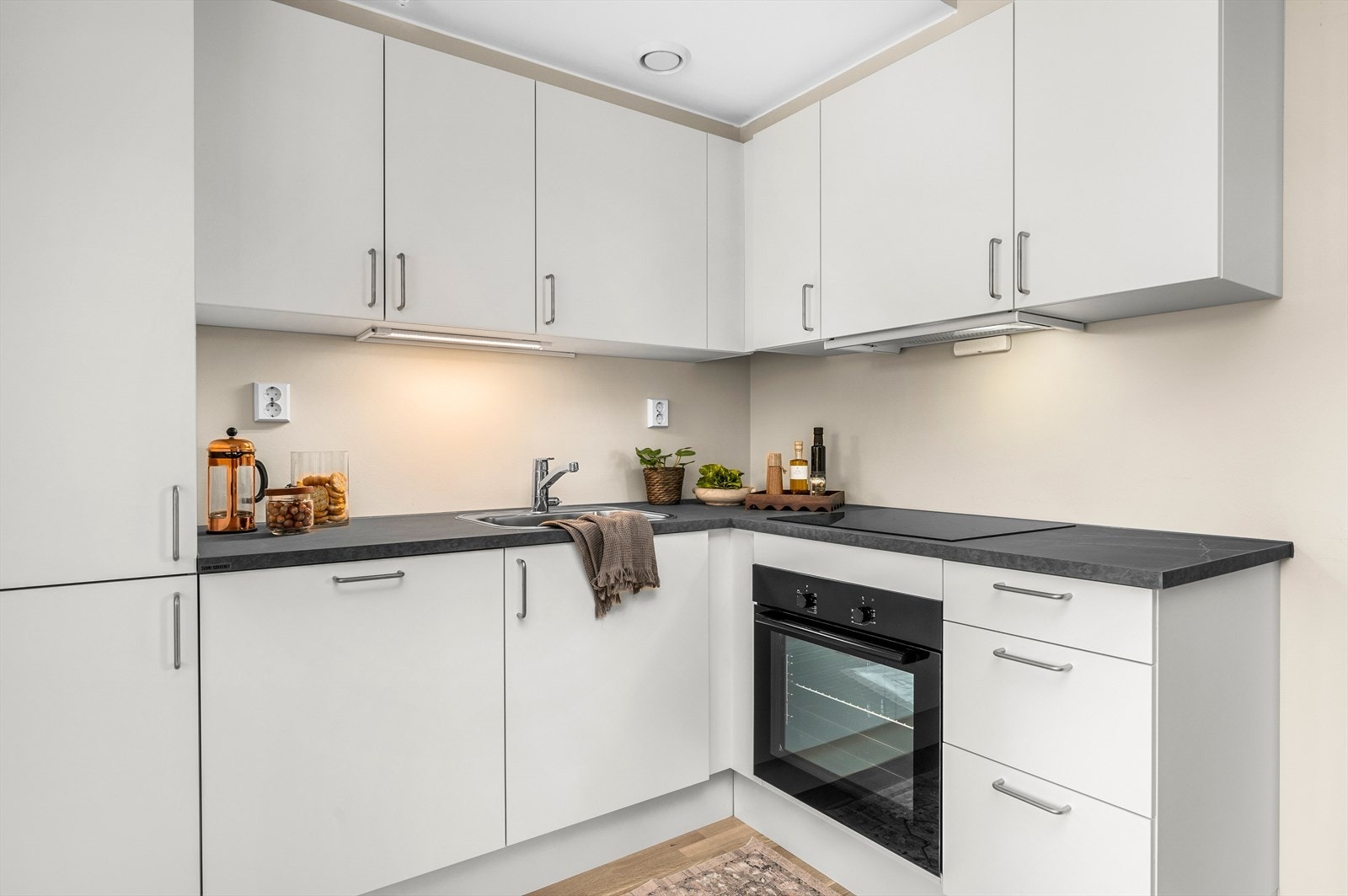 Her får du integrerte hvitevarer som stekeovn, platetopp, kombiskap, oppvaskmaskin og mekanisk avtrekk over stekesone. Galleribilde