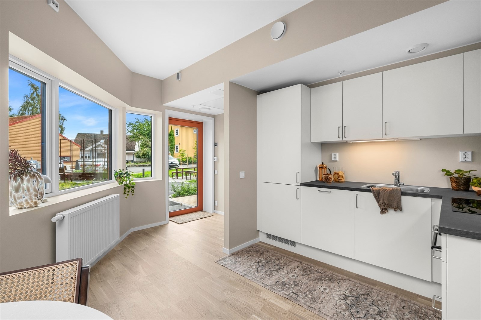 Moderne og innbydende kjøkken levert av kjøkkenleverandøren Svane. Galleribilde