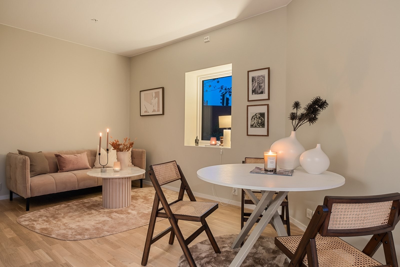 Leiligheten er på 28m² med en åpen stue- og kjøkkenløsning, et pent flislagt bad med behagelig gulvvarme og en entre i åpen løsning. Galleribilde