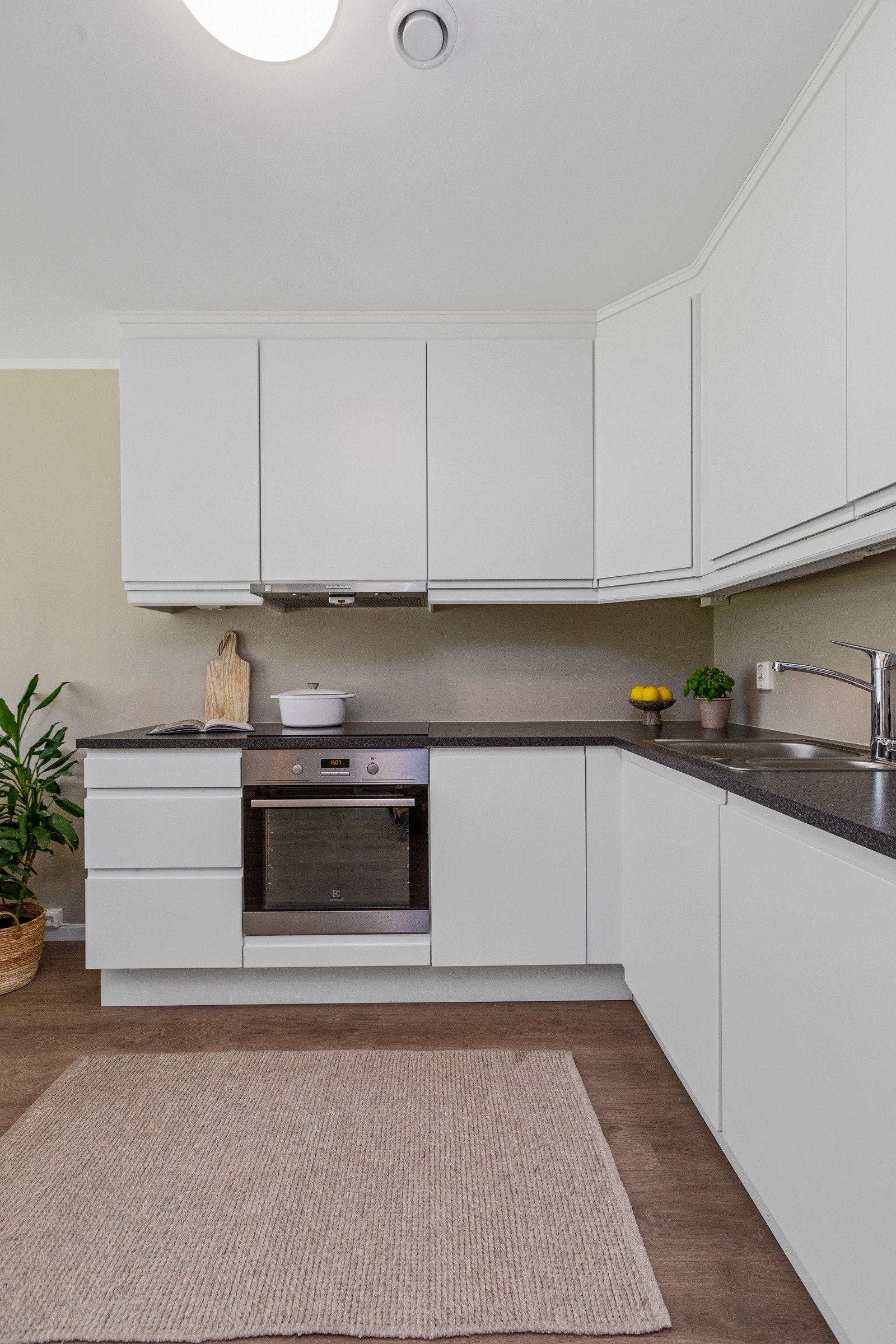 Kjøkken har integrerte hvitevarer Galleribilde