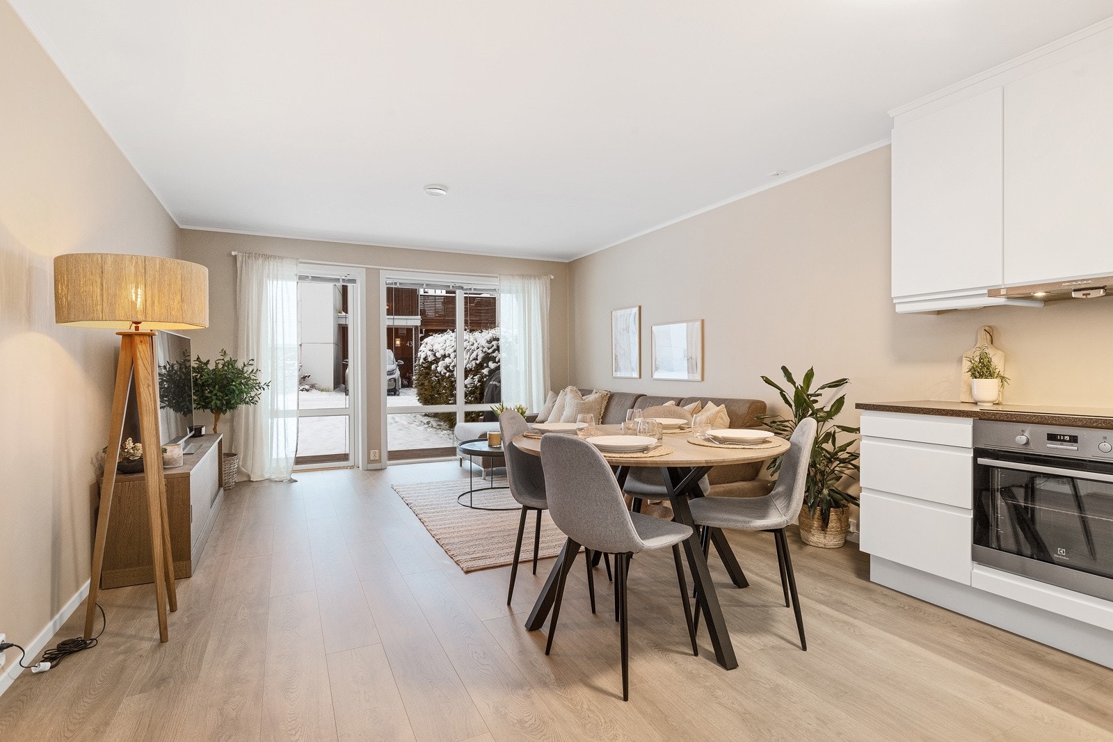 Fra stuen er det utgang til terrassen som ha fine solforhold Galleribilde