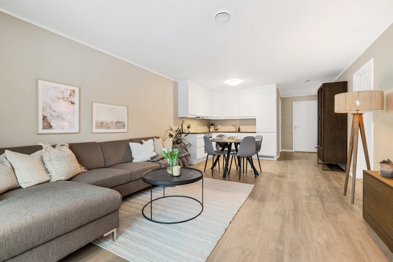 Stue har åpen løsning til kjøkken Galleribilde