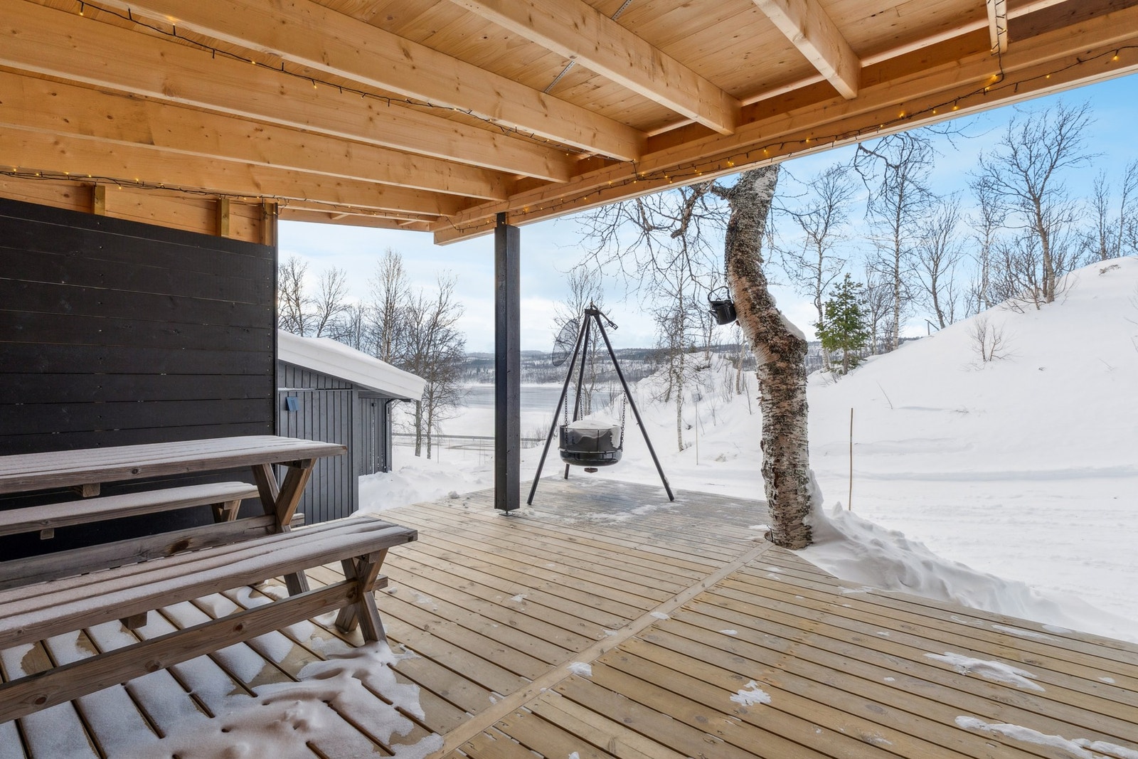 Flott overbygd terrasse med gode solforhold og utsikt over vannet. Galleribilde