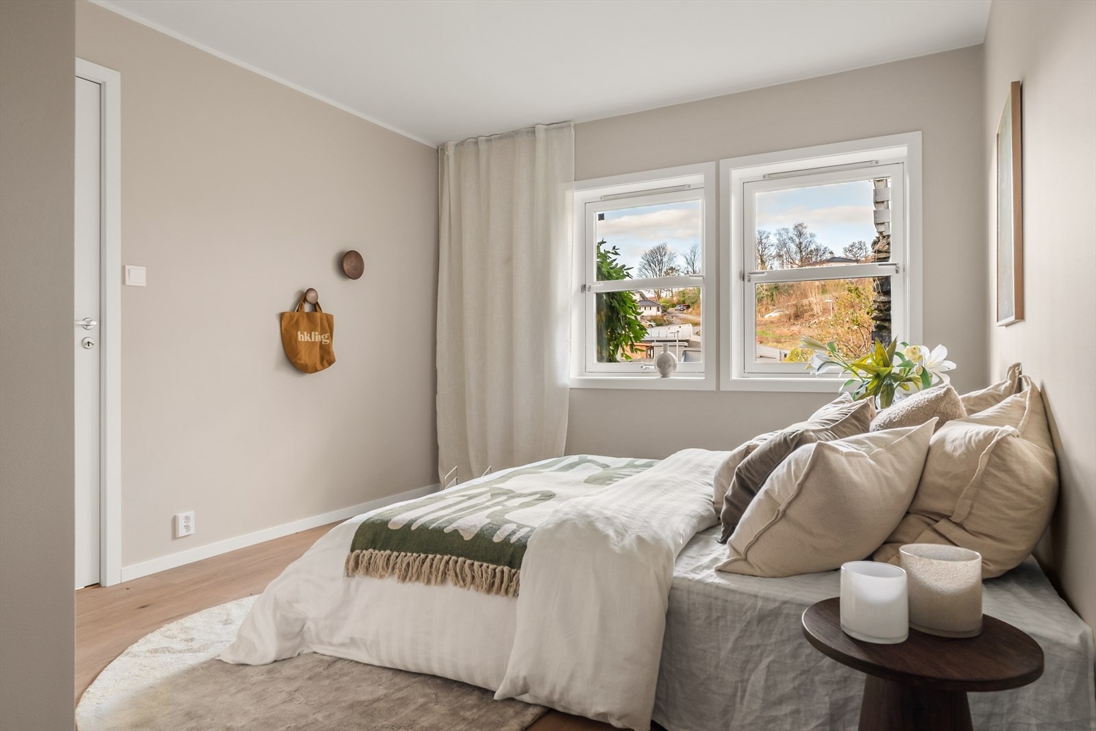 Soverommet er utstyrt med malte slette vegger og flott 1-stavs laminatgulv. Galleribilde