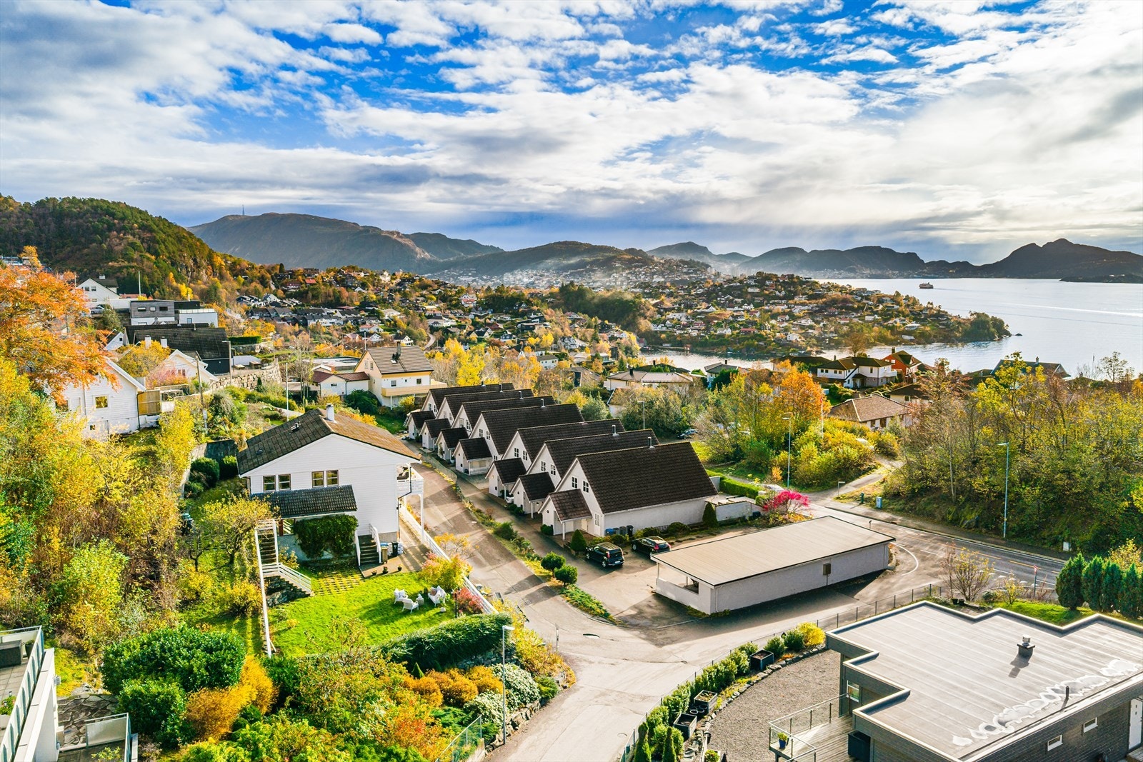Boligen har en vestvendt beliggenhet med utsikt over Byfjorden. Galleribilde