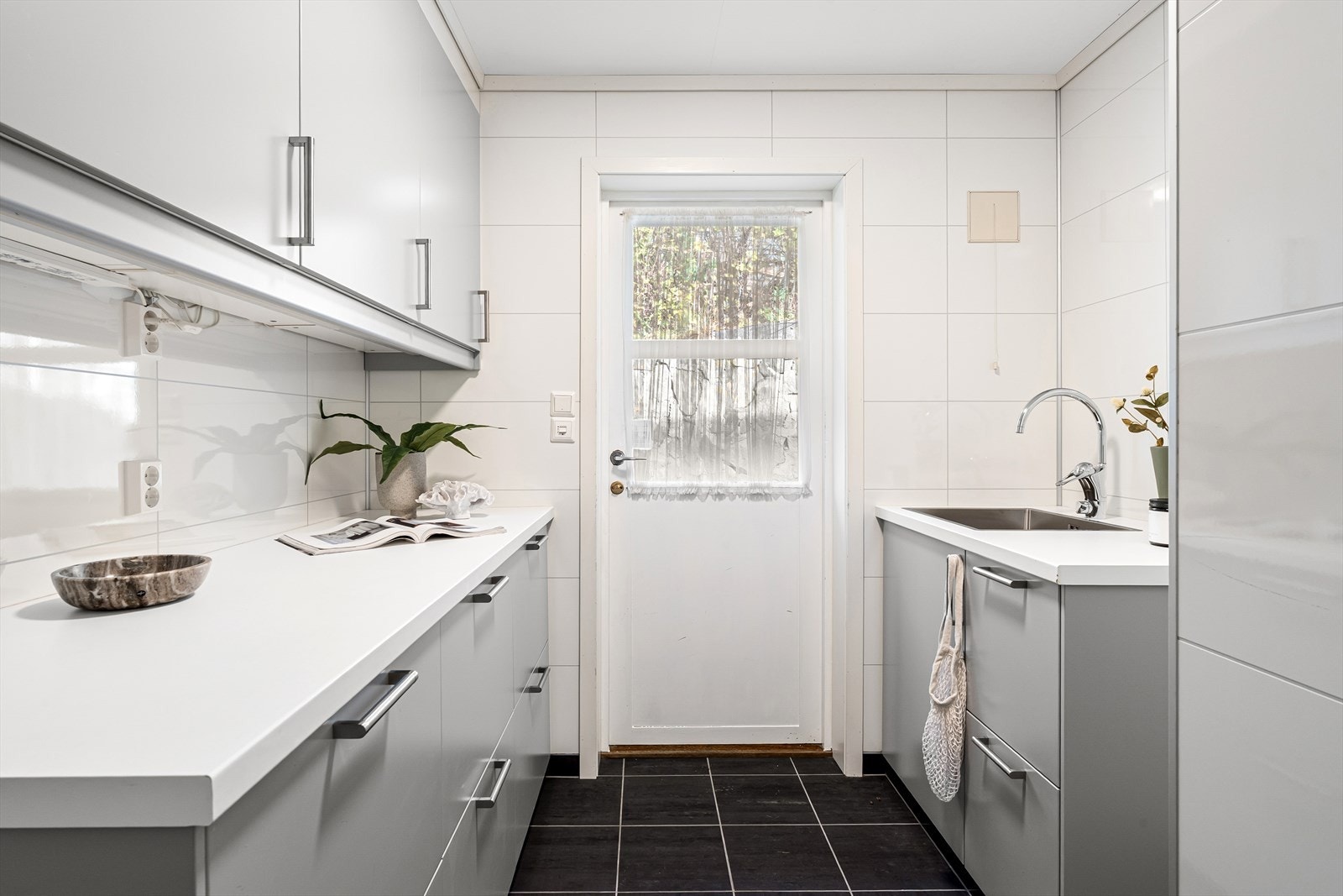 Vaskerommet ble oppusset i 2018 og fremstår som moderne og funksjonelt, med oppgraderte materialer og løsninger tilpasset en praktisk hverdag. Galleribilde