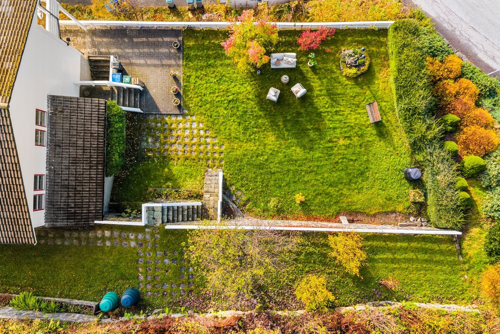 Det er felles tomt for sameiet, og ihht. vedtektene disponerer hver seksjon sin del naturlige del utenfor boligene sine, samt denne seksjonen disponerer hele plenen mot nord, mens den andre disponerer øvre del av hagen på nivå to. Galleribilde