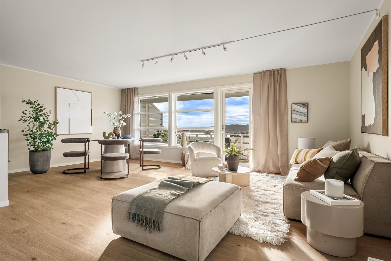 De store vinduene i stuen slipper inn rikelig med naturlig lys og skaper en lys og luftig atmosfære, samtidig som de gir flott utsikt til omgivelsene. Galleribilde