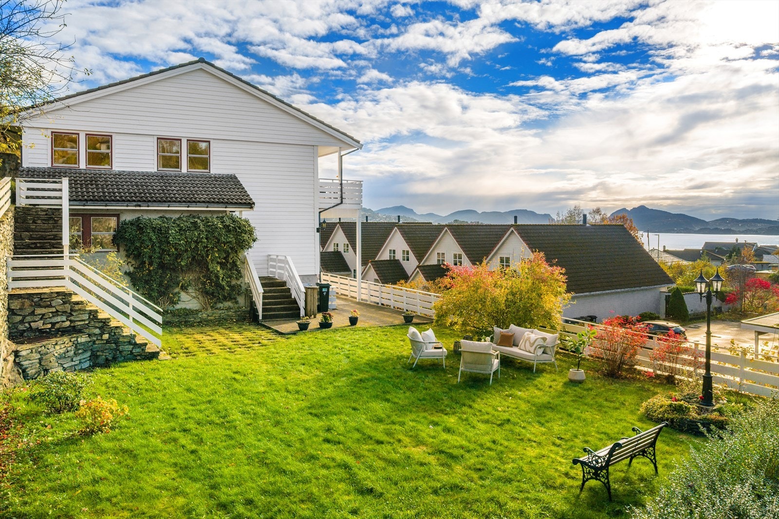 Tomten har en stor og innbydende plen som egner seg godt til både lek, rekreasjon og sosiale aktiviteter. Galleribilde