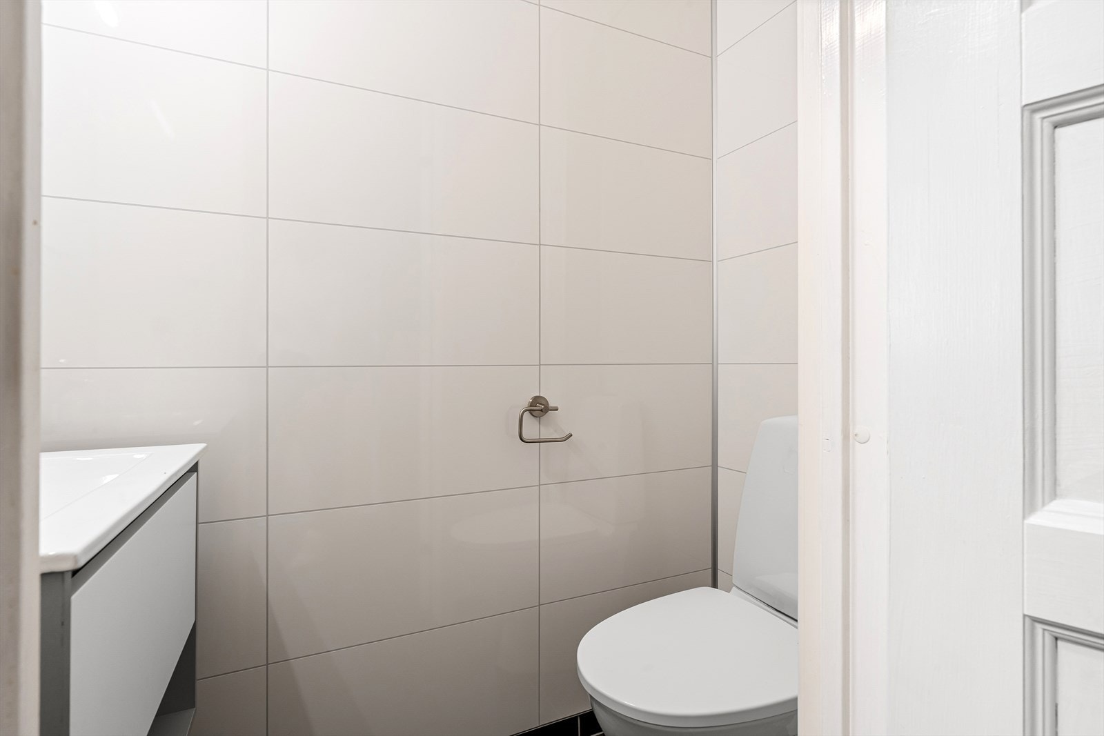 Tilknyttet vaskerommet er det også et wc-rom, oppusset i 2018. Galleribilde