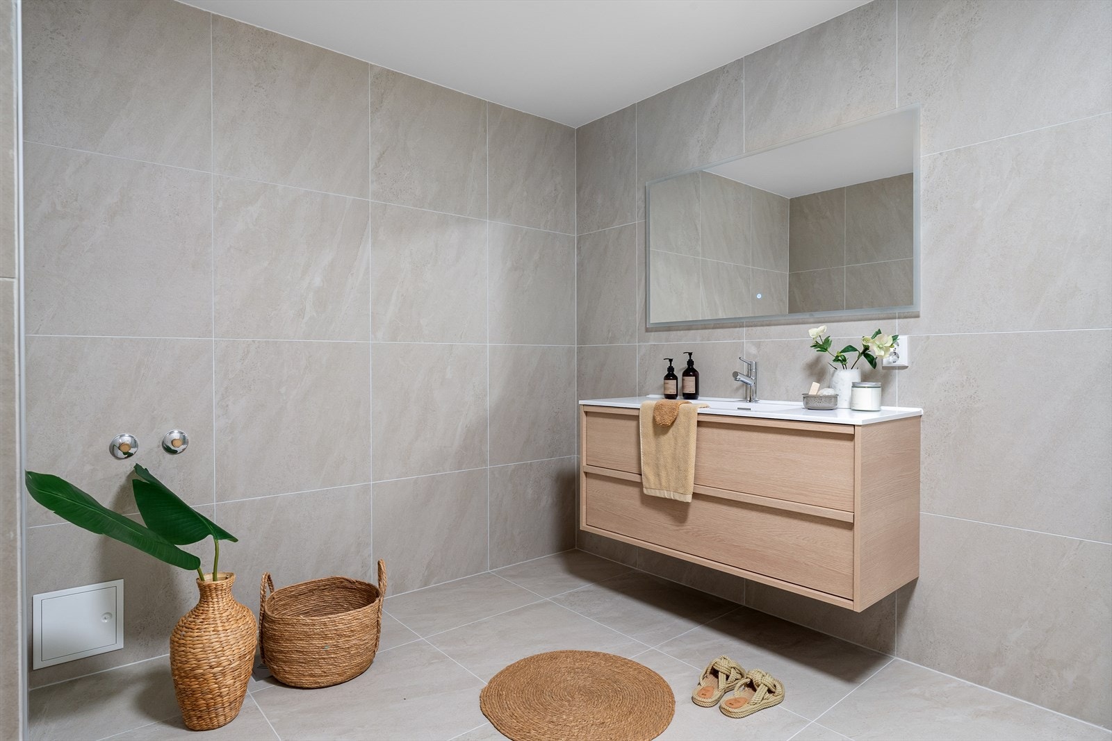 Baderommet inneholder et elegant baderomsmøbel og har også en praktisk direkte inngang til hovedsoverommet. Galleribilde