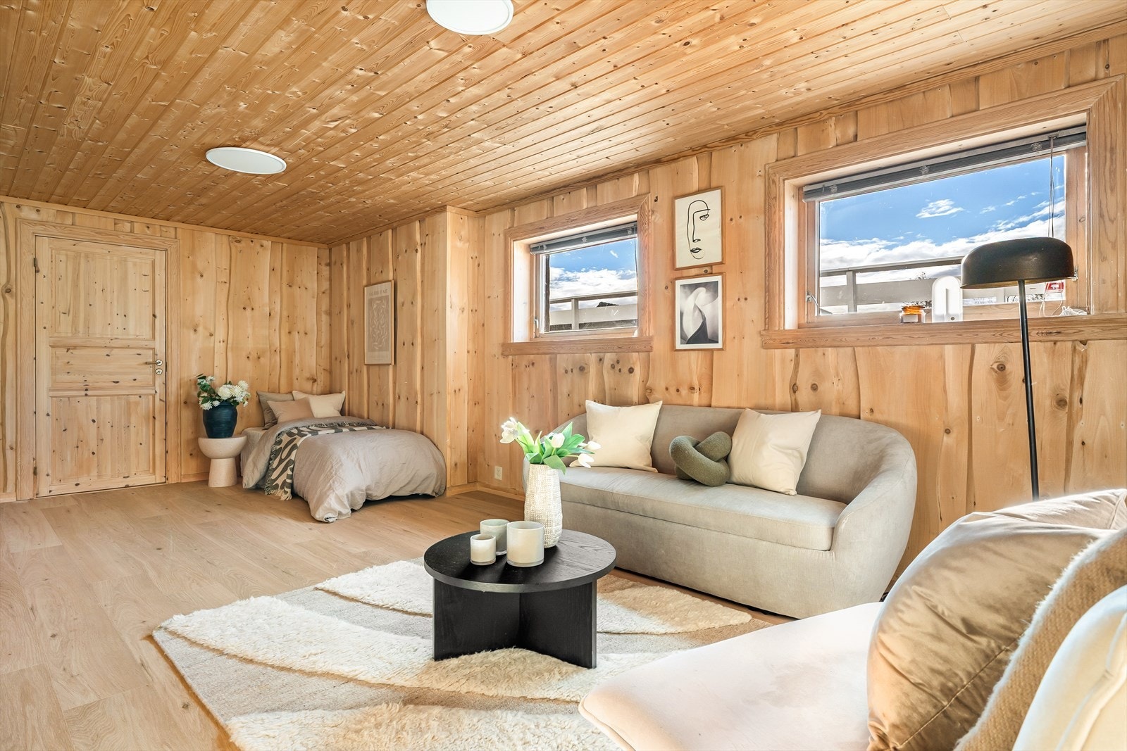 Her er det utstrakt bruk av naturmaterialer, som bl.a .villmarkspanel på vegger og furugulv. Galleribilde