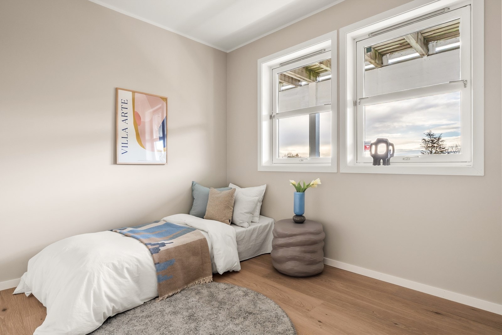 Lyst soverom med store vinduer som gir naturlig lys. Galleribilde