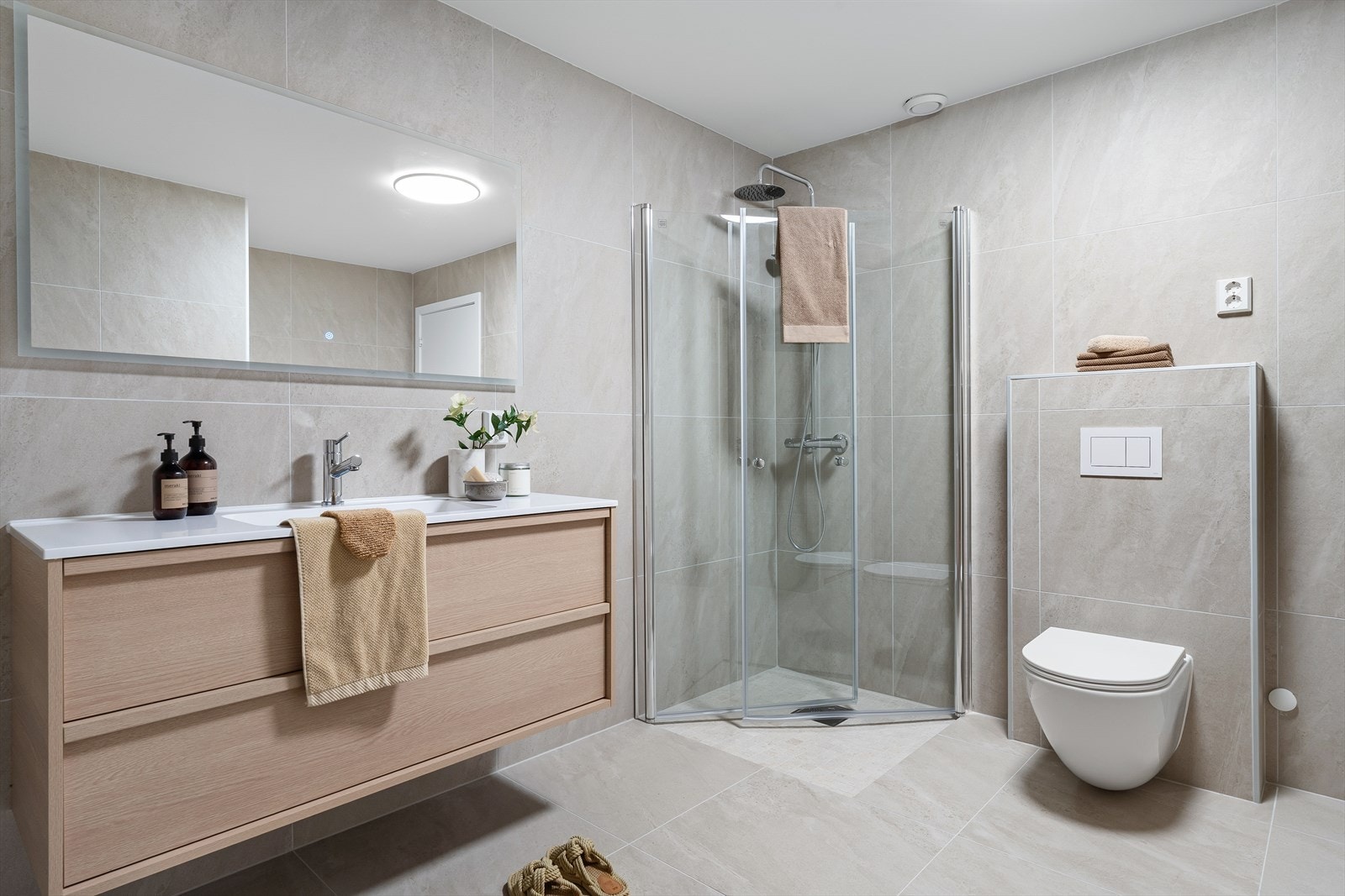 Boligen har et lekkert, nyoppusset baderom som er helfliset med stilrene 60x60 fliser på både gulv og vegger. Galleribilde