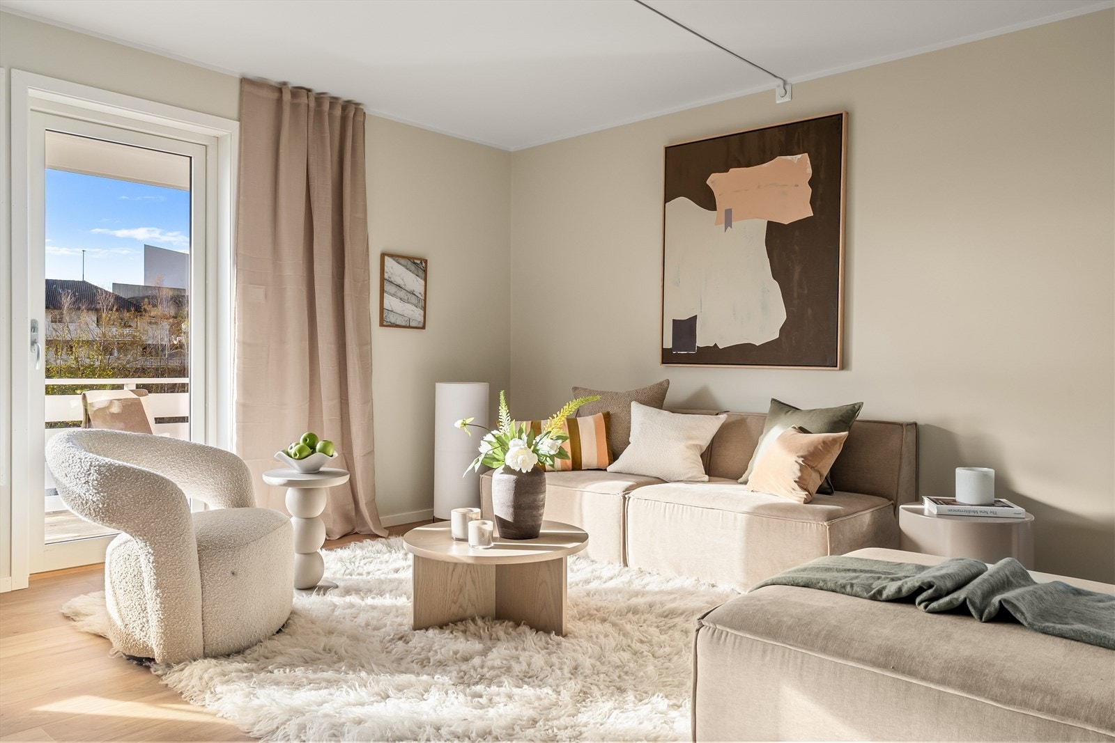 Stuen har fått nye flotte overflater med helsparklet og malt gips, samt 1-stavs laminatgulv. Galleribilde