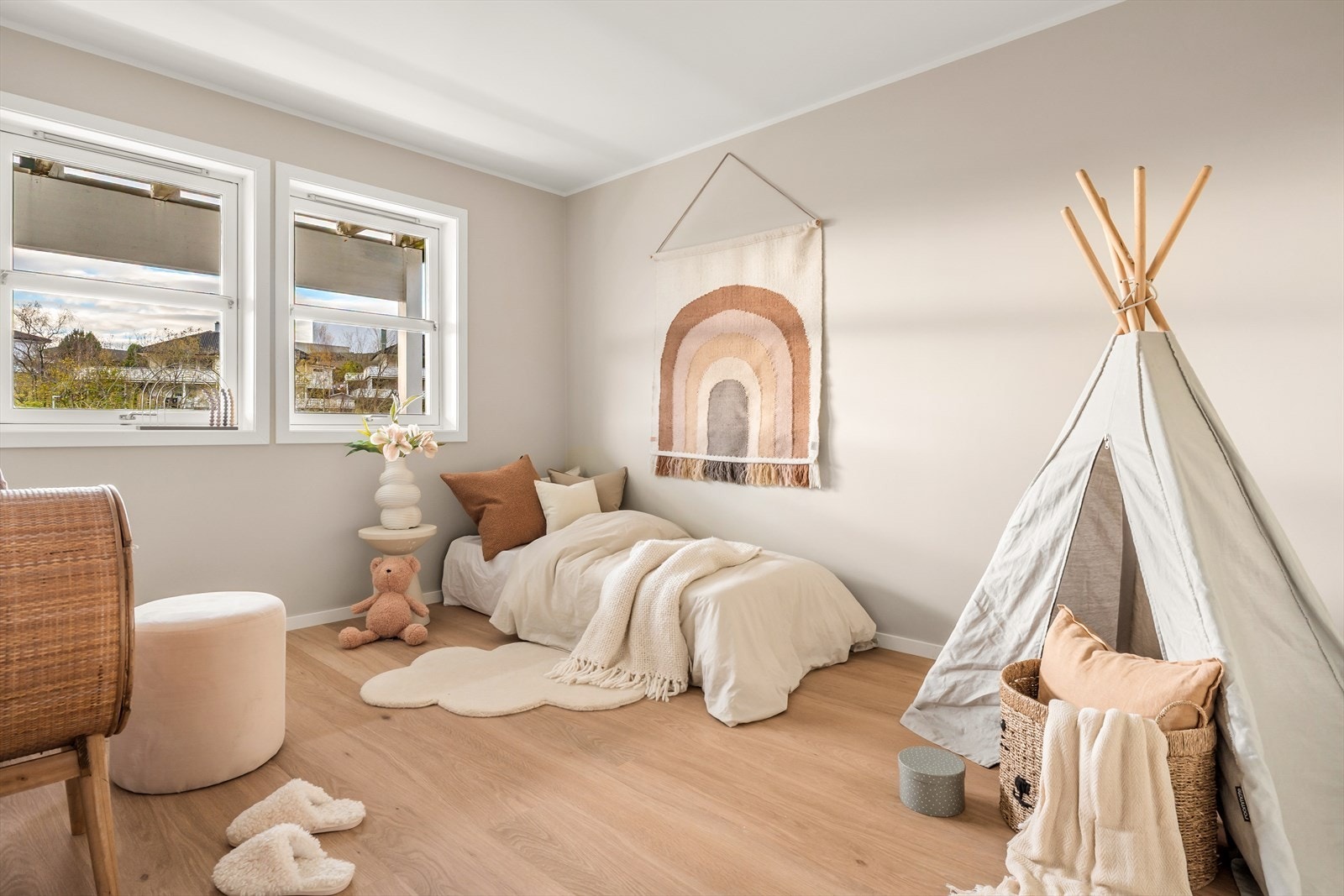 Soverom 2 er også av god størrelse med gode lysinnslipp som gir et luftig og behagelig preg. Galleribilde