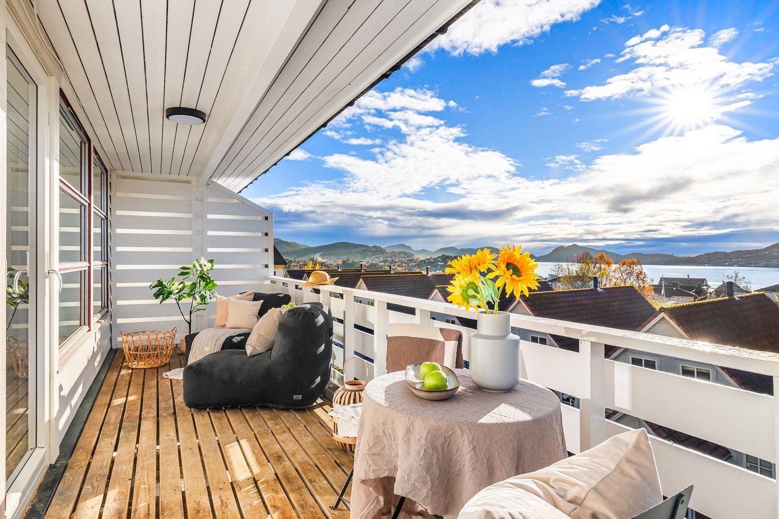 Altanen byr på gode solforhold og nydelig utsikt mot Byfjorden. Galleribilde