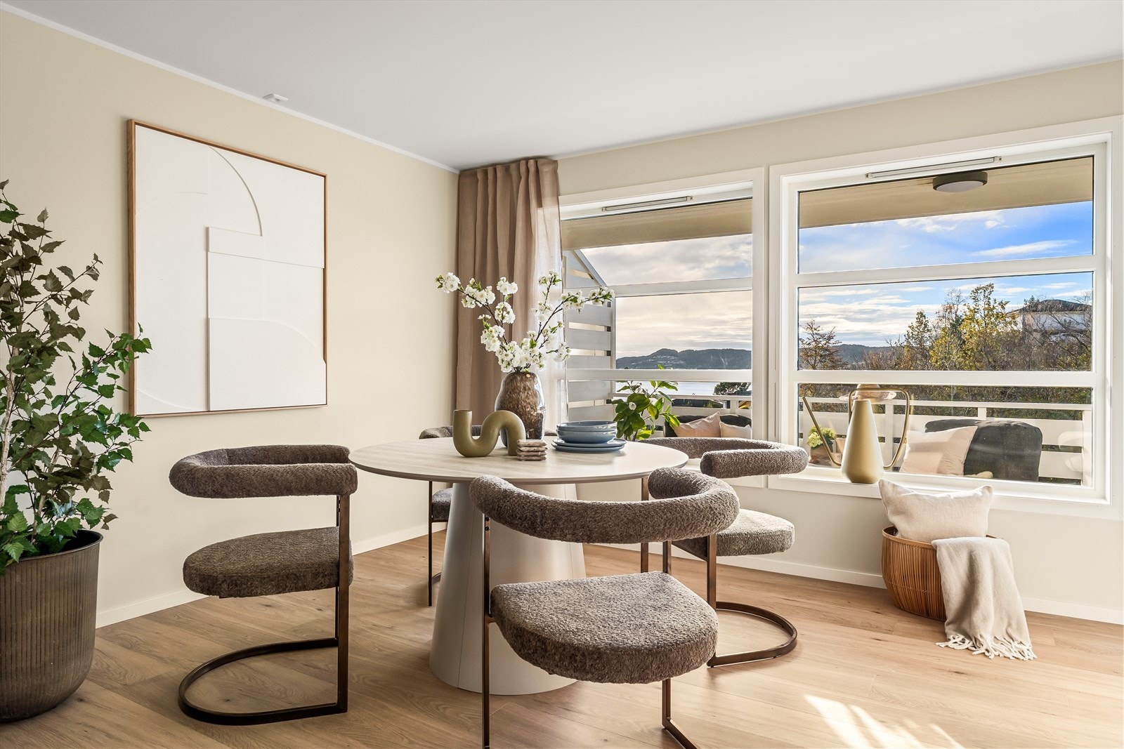 Spiseområdet er romslig og innbydende, med plass til både hverdagsmåltider og større sammenkomster. Galleribilde