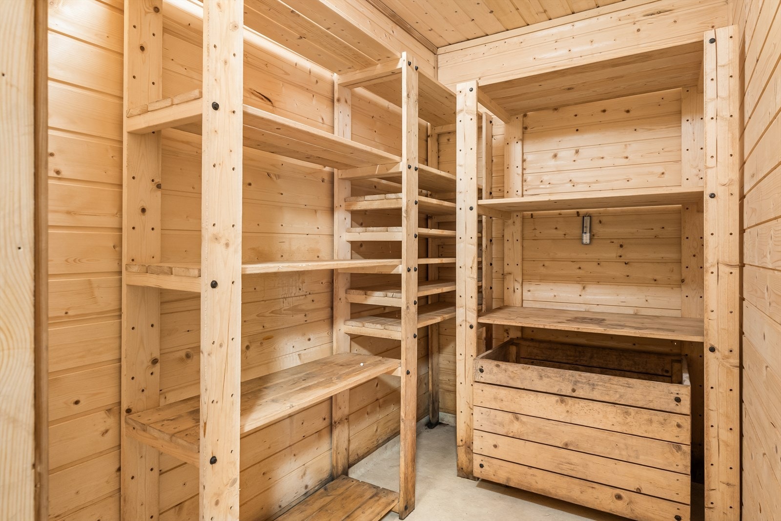 Praktisk bod som er plassert i underetasjen, med gode oppbevaringsmuligheter. Galleribilde