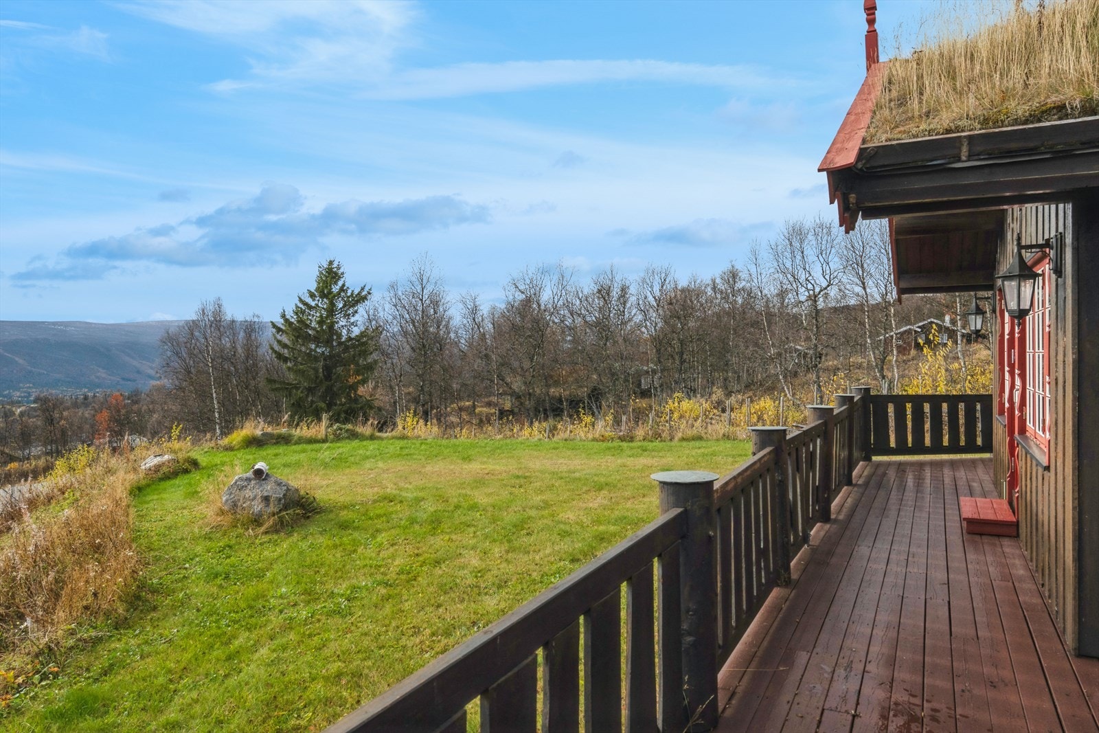 På terrassen kan du nyte solrike dager, frisk fjelluft og hyggelige stunder med familie og venner. Tomta er pent opparbeidet med gressarealer og god plass til lek og uteaktiviteter. Galleribilde