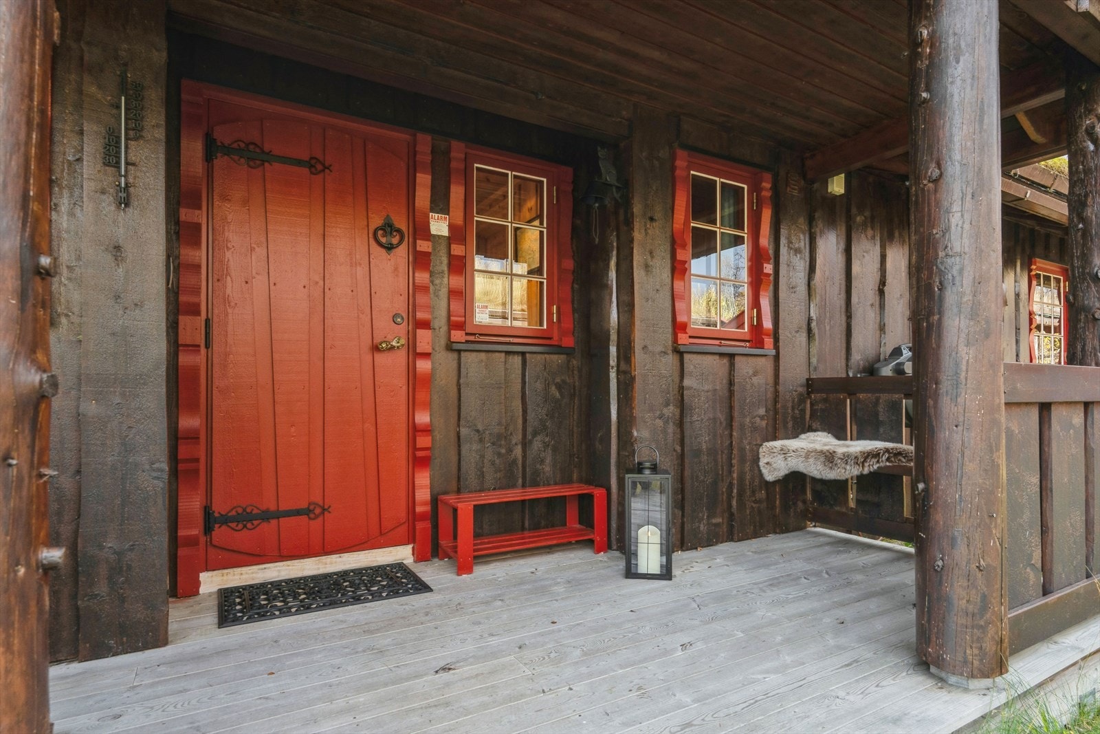 Inngangspartiet er overbygd og innbydende, ideelt for morgenkaffen i morgensolen. Galleribilde