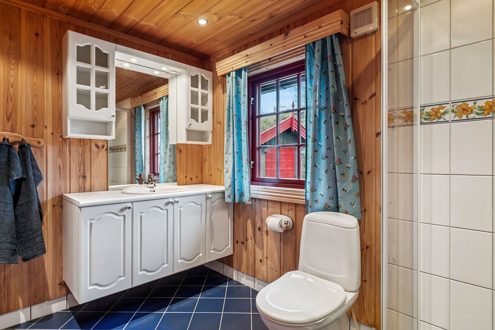 Hytta har gode fasiliteter for velvære med sine to bad. Det største badet fremstår lyst og tiltalende, med flislagt gulv, varmekabler, baderomsinnredning, speil med belysning, toalett og dusjhjørne. Galleribilde