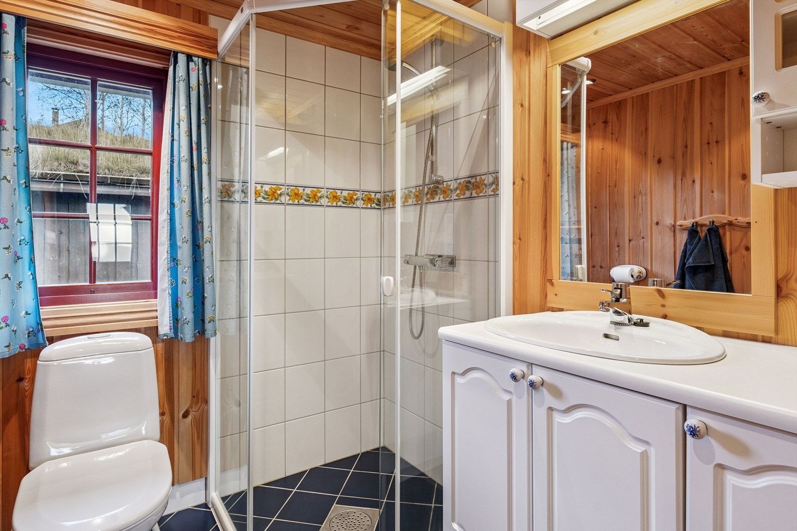 Det andre badet, som ligger i tilknytning til "ungdomsavdelingen", har tilsvarende innredning og komfort med fliser og varmekabler i gulv. Galleribilde