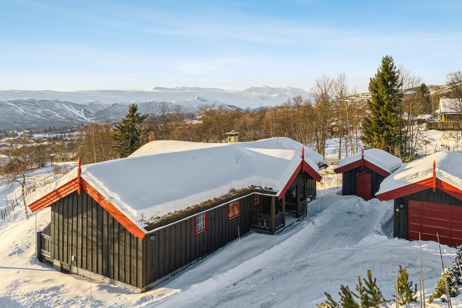 Eiendommen ligger høyt og fritt med fantastiske solforhold og panoramautsikt mot naturskjønne omgivelser. Galleribilde
