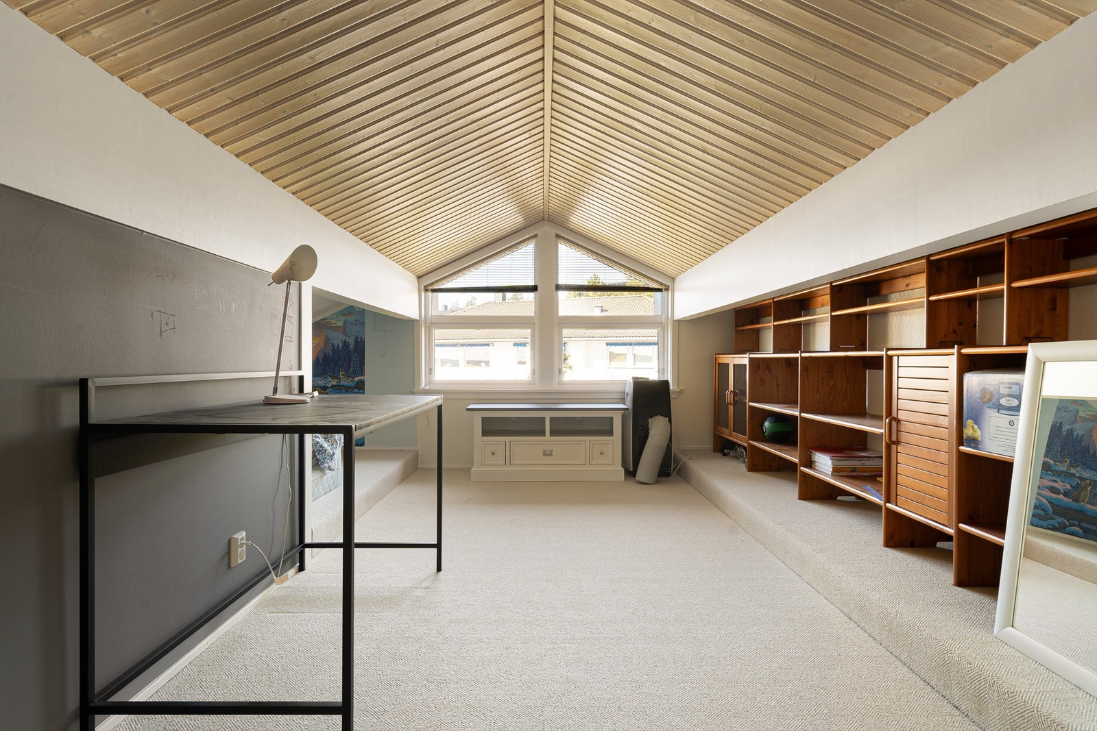 Vinduet i dette store loftsrommet er ikke godkjent rømningsvei og må byttes om rommet skal brukes som soverom. Galleribilde