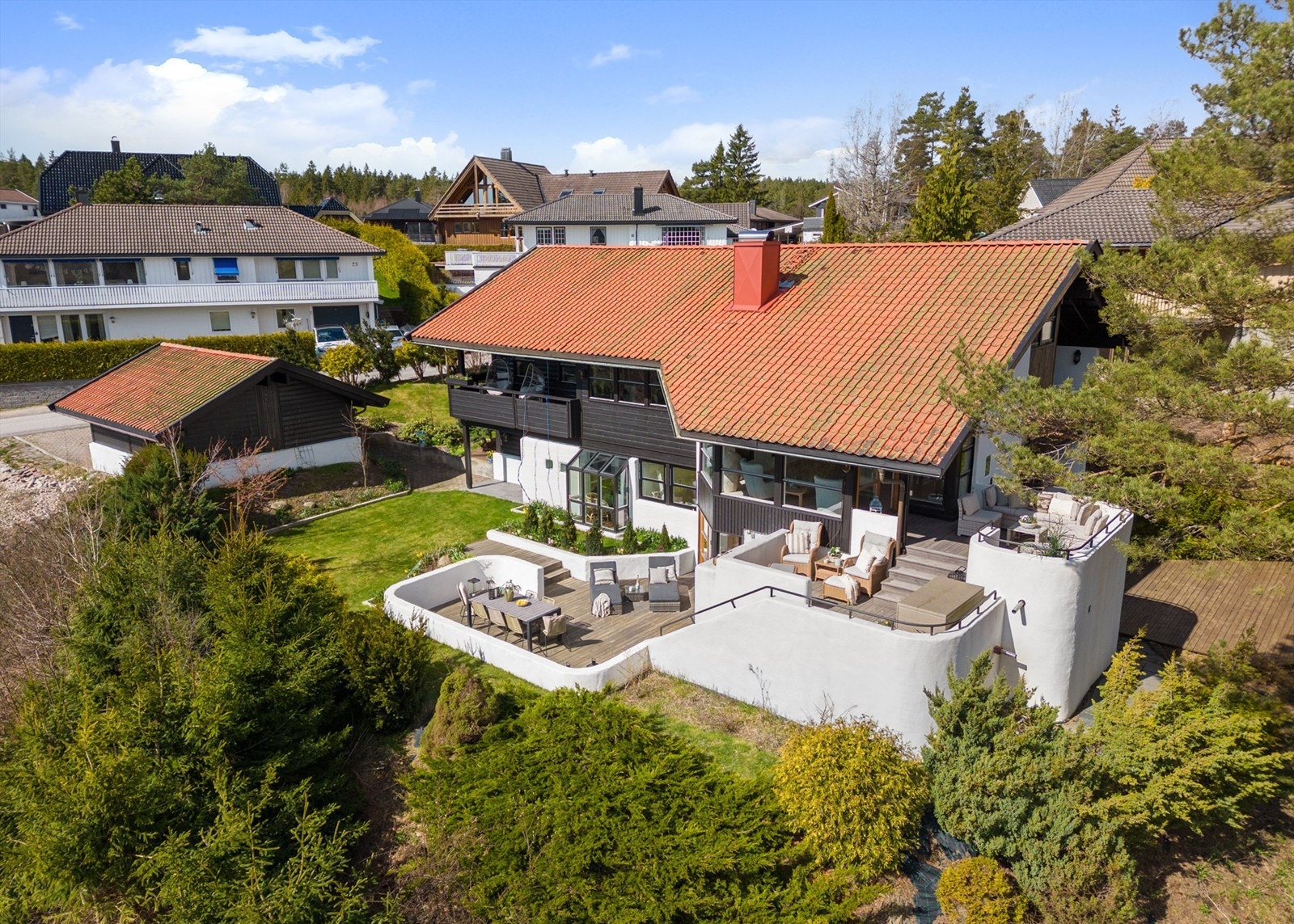 Den meget innholdsrike eneboligen i Fiskerveien ble oppført i 1983, etter tegninger utarbeidet for nettopp denne tomten. Galleribilde