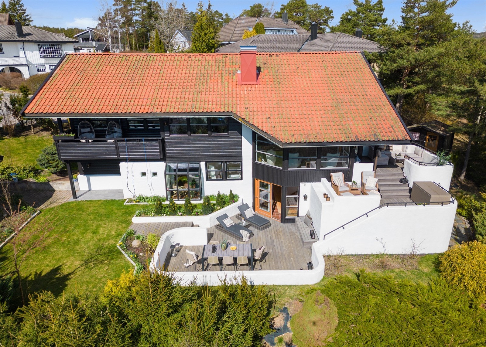 Boligen har sterk egenart fremmet av et karakteristisk arkitektur og flere fantastiske uterom. Takfornying er utført i 2025, etter fotografering ble utført. Galleribilde