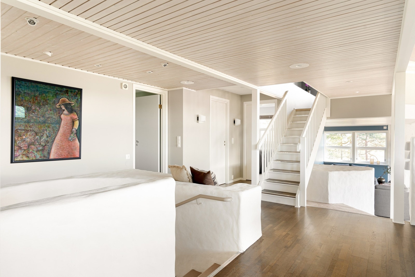 Utenom stuen er øvrige rom i første etasje samlet på én flate. Galleribilde