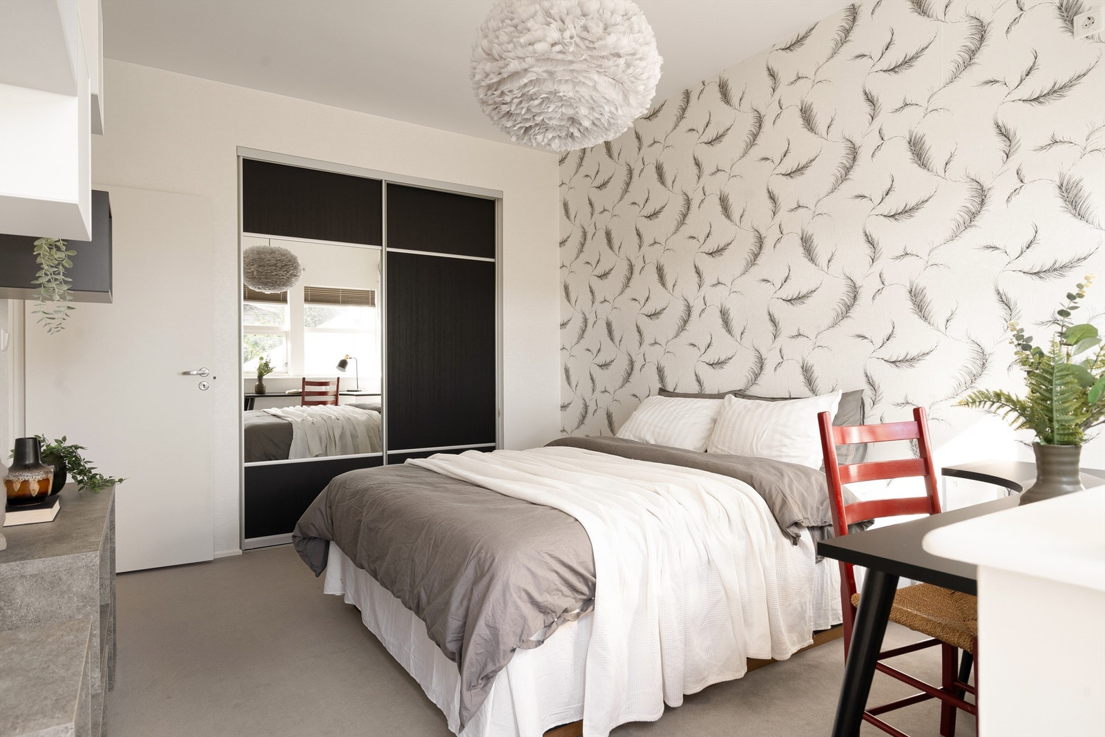 Praktisk skyvedørsgarderobe er pent integrert i vegg mot tilstøtende bod. Himlingen er i dette rommet ekstra høy. Galleribilde