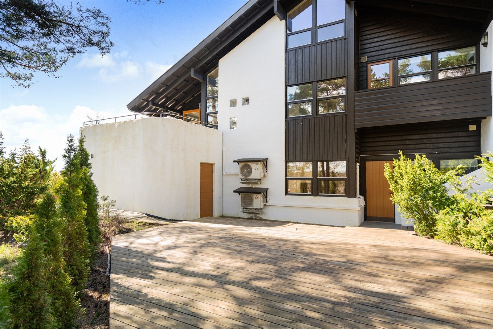 Bod på hele 12 kvm. er tilgjengelig fra terrassen. Det også utvendig adkomstmulighet til underetasjens største soverom fra denne terrassen. Galleribilde