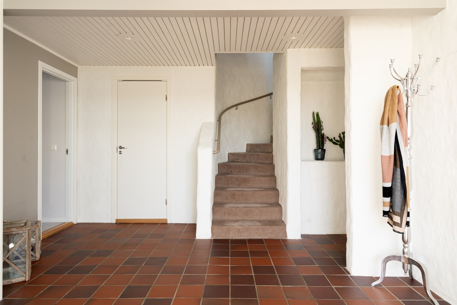 Den generøse hallen er et representativt første møte med boligens indre. Også her er det varmekabler i gulvet. Badet til venstre for trappen. Galleribilde