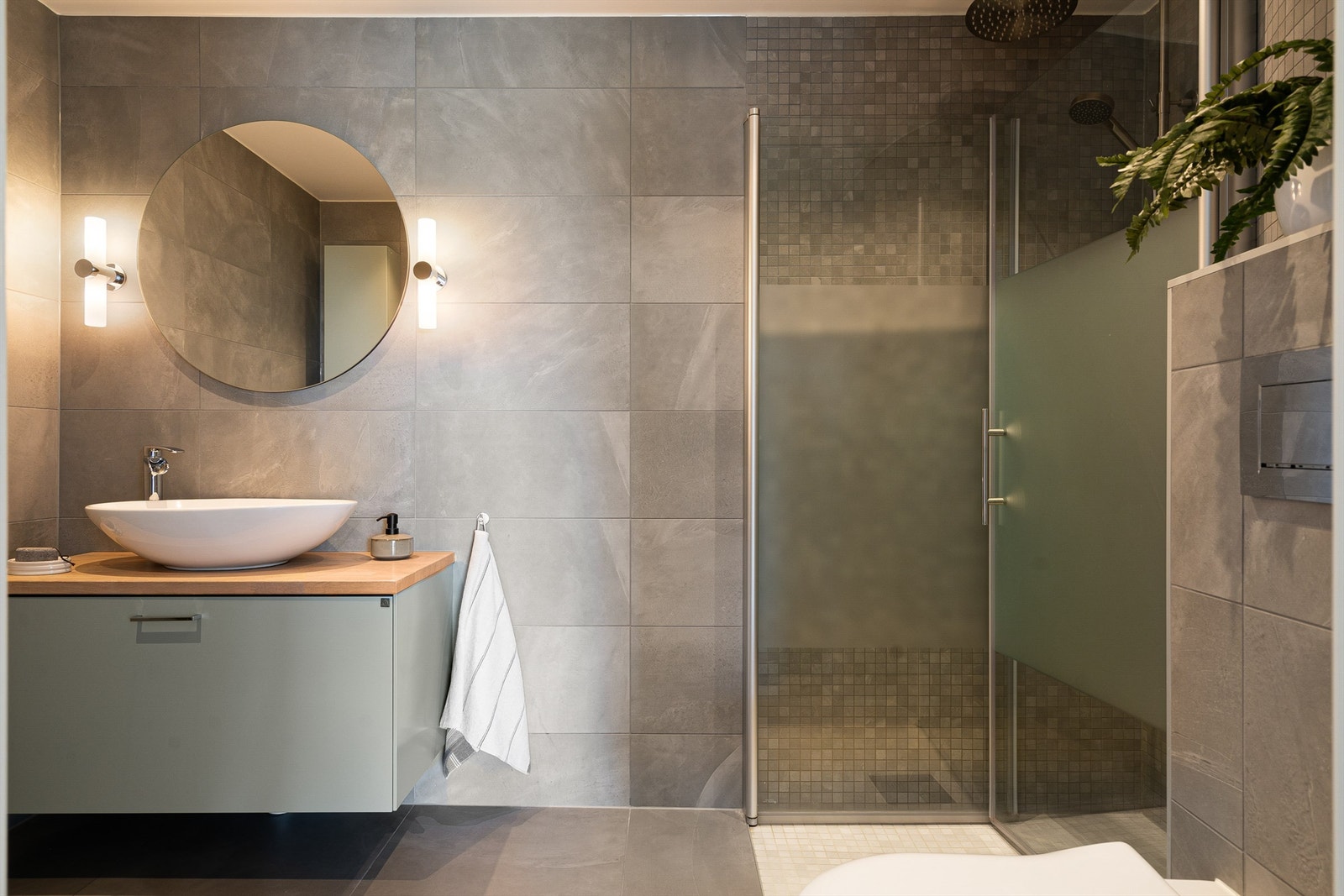 Moderne og innbydende bad i begge etasjer er blant boligens fremste kvaliteter. Galleribilde