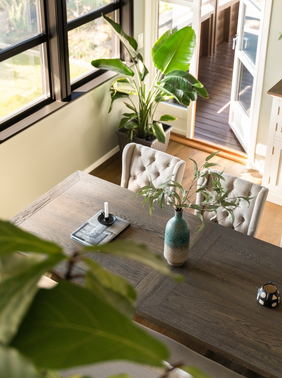 På hemsen betraktes spisestuen i fugleperspektiv. Galleribilde