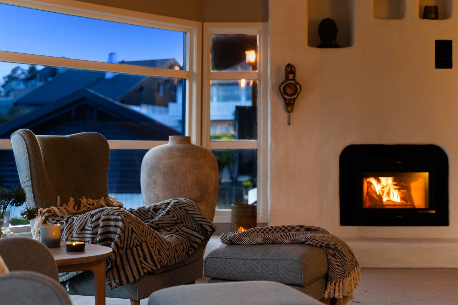 Med fyr i peisen fylles stuen med både varme og stemning. Ildsted inngår også i underetasjens stue. Galleribilde