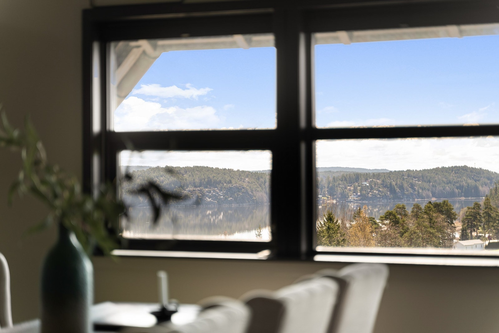 Til spisebordet får du følge av et naturskjønt skue. Galleribilde