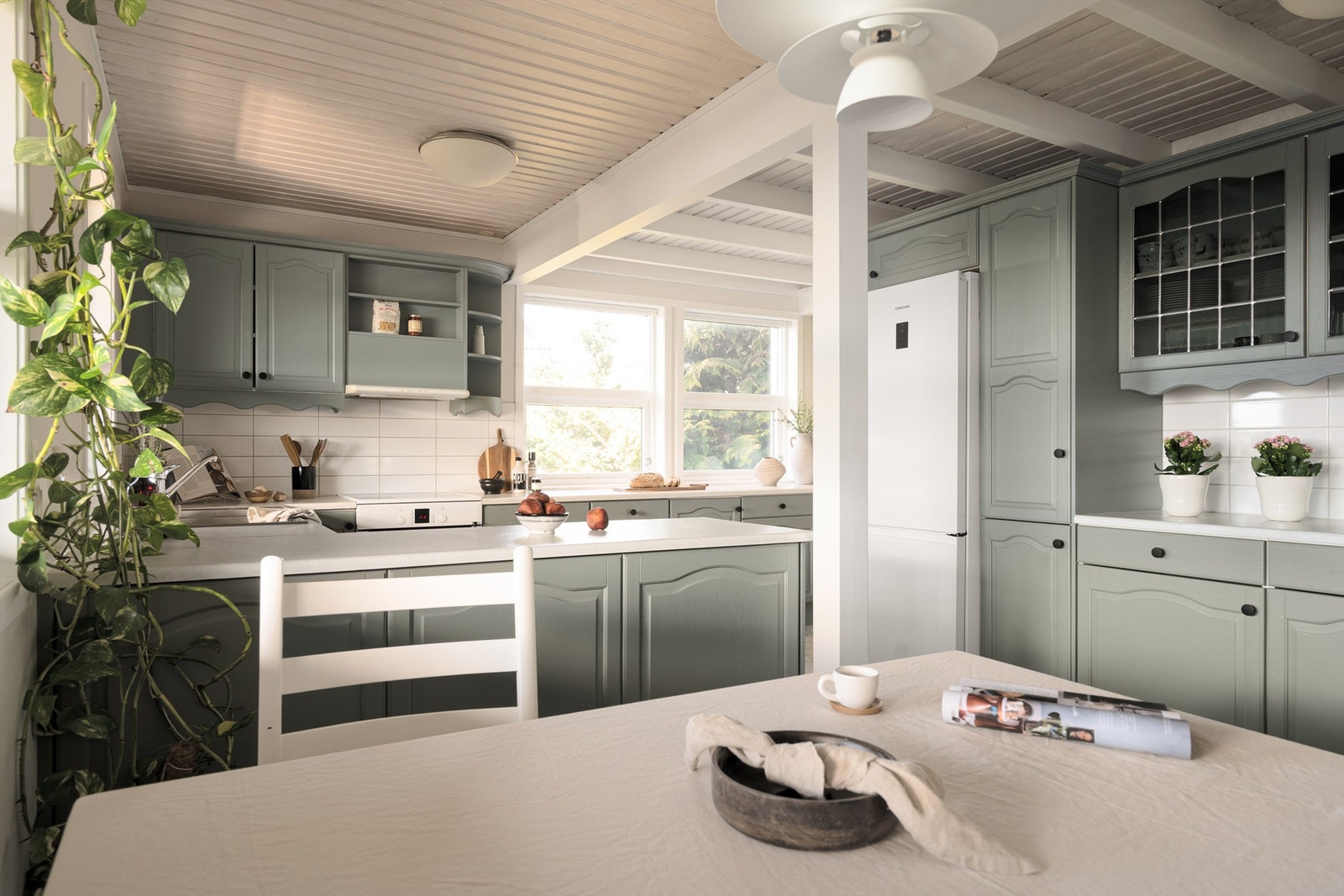 Kjøkkeninnredningen er fra boligens byggeår, men malt og i god stand sett i forhold til alder og brukstid. Galleribilde