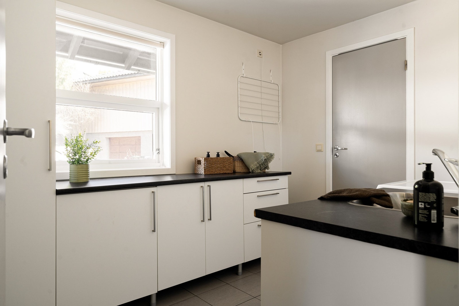 Vaskerommet er oppgradert i nyere tid og meget praktisk, med dør direkte til etasjens entré. I gulvet er det varme. Galleribilde