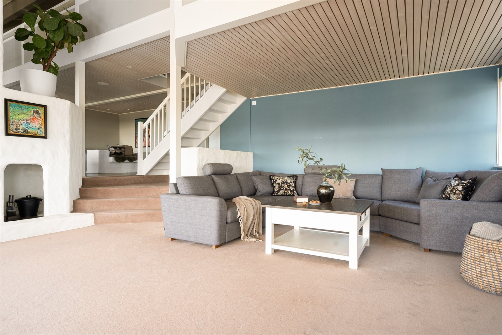 Også innvendig bærer boligen preg av å være noe helt eget. Utformingen er alt annen enn universell med blant annet delplan og åpne løsninger. Galleribilde