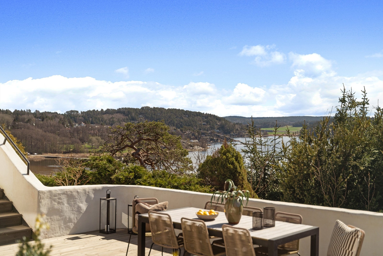 Et fin utsyn over Hunnebunn sees også på den nedre terrassen i hagen. Galleribilde