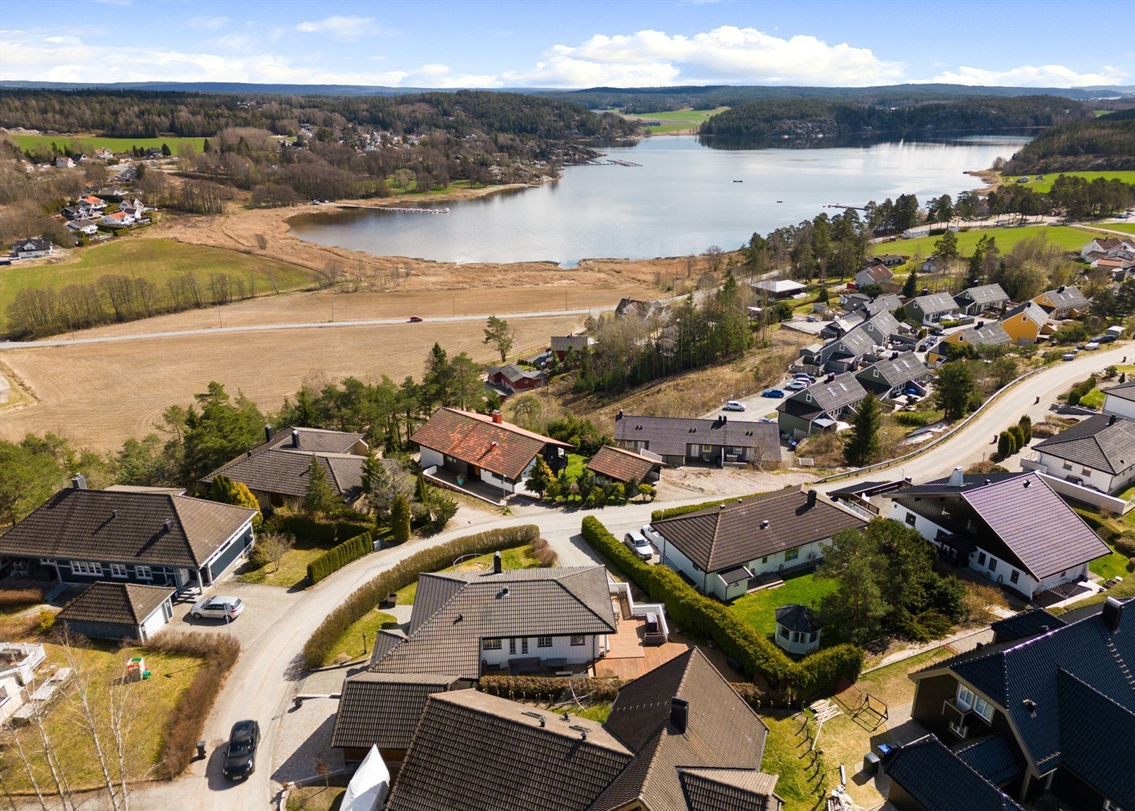 Eiendommen ligger ved indre del av Fiskerveien på Kjølshunn, et veletablert og utpreget barnevennlig boligområde. Galleribilde