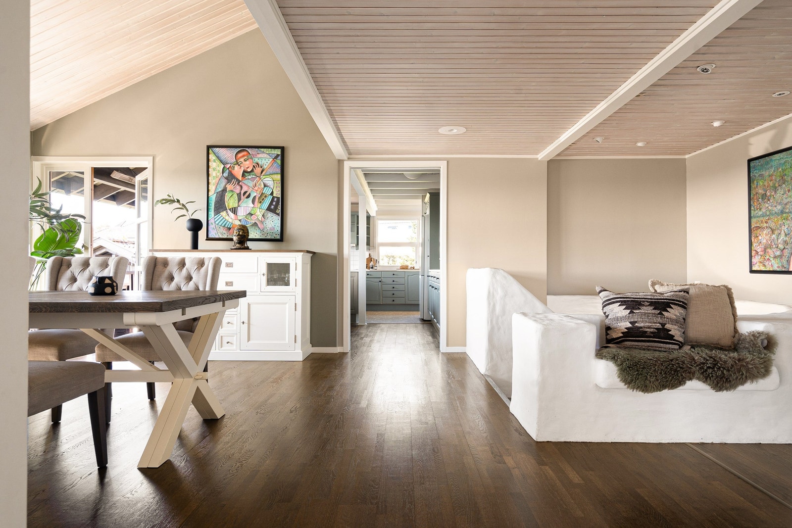 Åpne løsninger gir siktlinje gjennom hele første etasje, fra kjøkkenet i vest til stuen i øst. Galleribilde